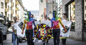 "Lovewalk" zur Kranzniederlegung am Mahnmal "Frankfurter Engel", Frankfurt, Bild x von x